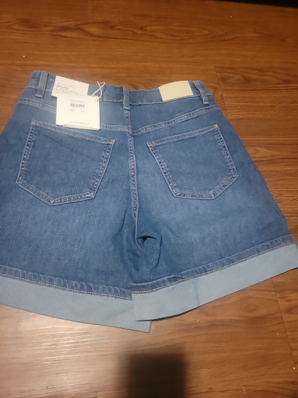 Tahari Light Blue Roll-Up Denim Shorts Sz 6/28 - Picture 2 of 4